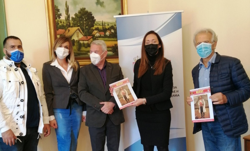 Pokrajinskom sekretaru urucen prvi broj Vijesti